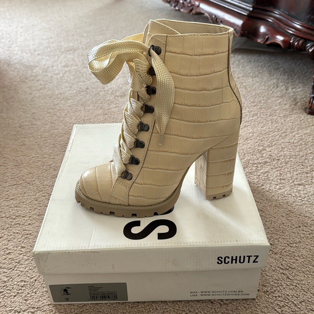 Croco eggshell booties